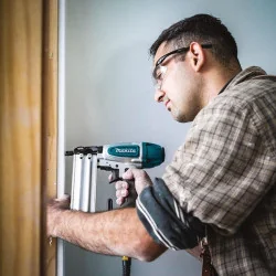 CLAVADORA P/CLAVO 1,2MM X 5/8"-2" CARGA TIRAS 100U AF506 MAKITA